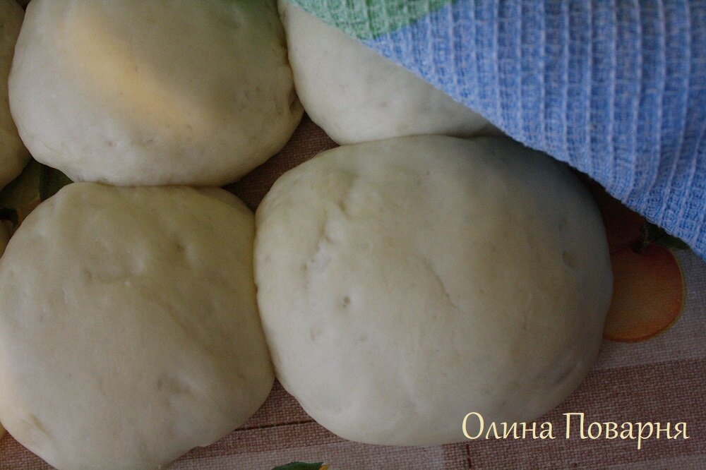 Из указанного количества продуктов получается примерно 12-16 пирожков.