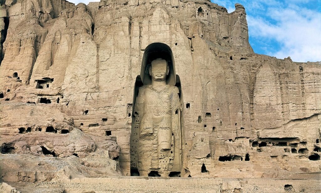 Одна из статуй Будды в Бамиане до уничтожения. https://bamiyan-buddha.com