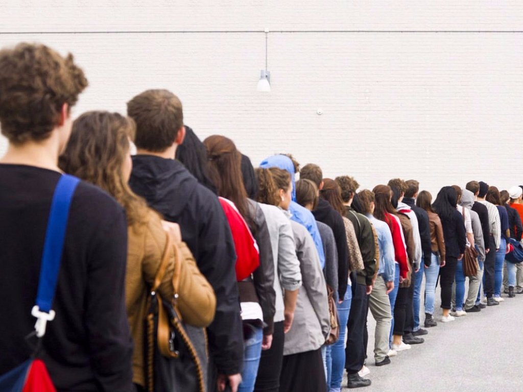 За зарплатой. Картинка из открытых источников