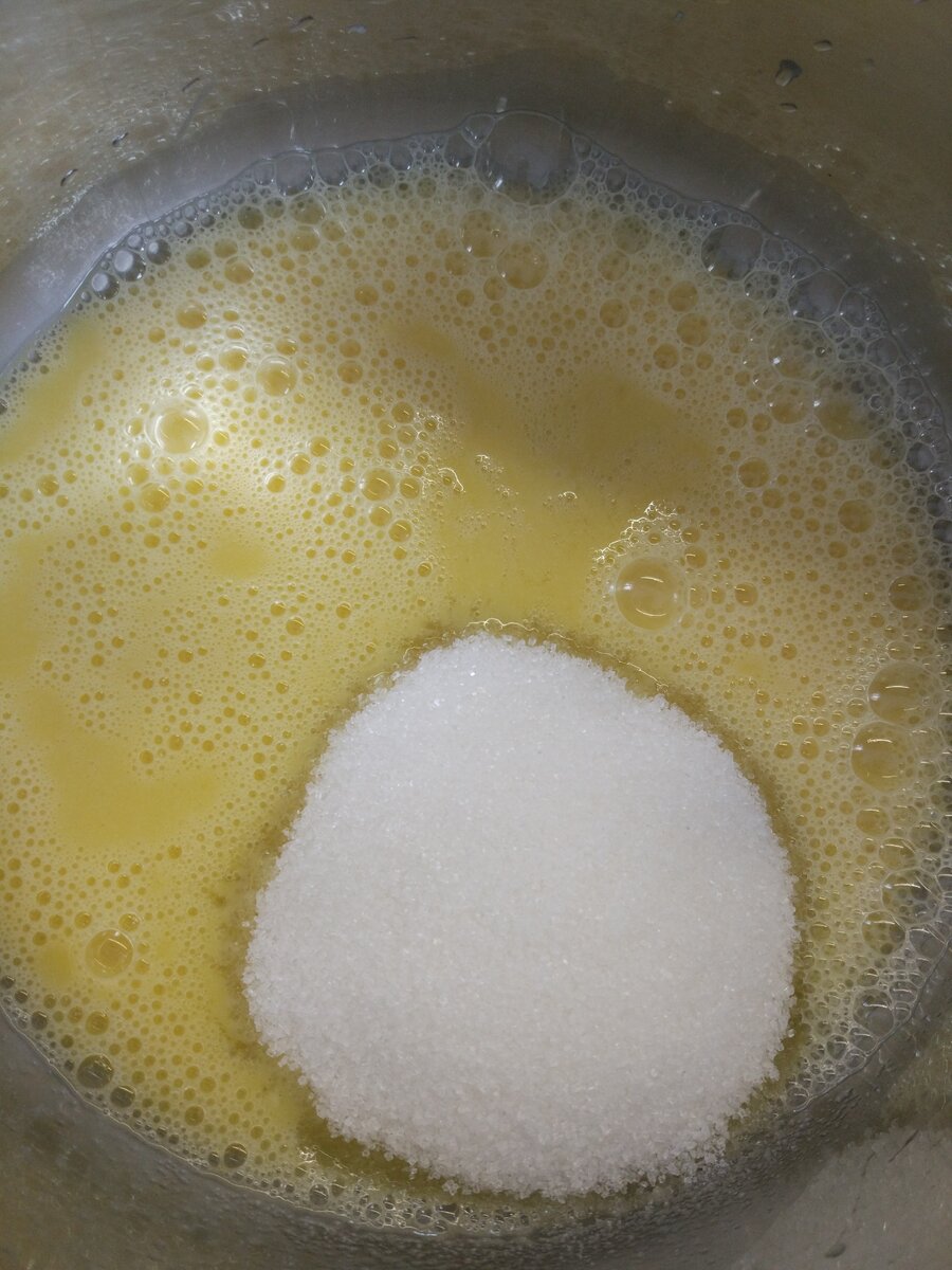 Яйца взбить с сахаром