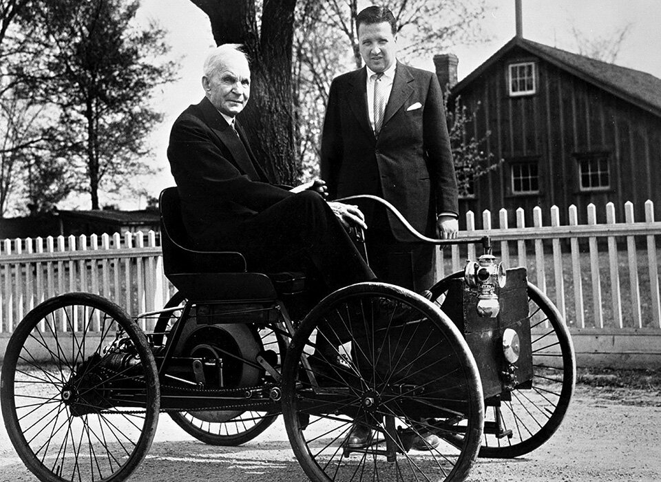 Генри Форд с молодым мужчиной.