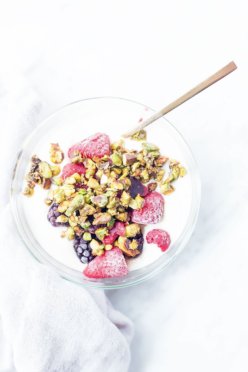 йогурт с фисташками и ягодами