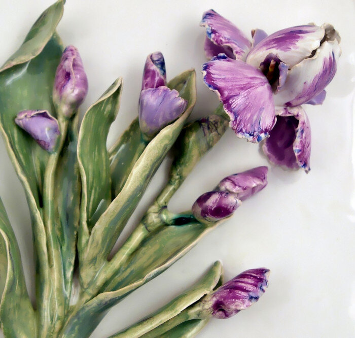 Плитки с нежными керамическими цветами, неотличимыми от живых, с тончайшей проработкой деталей и деликатной живописью глазурями