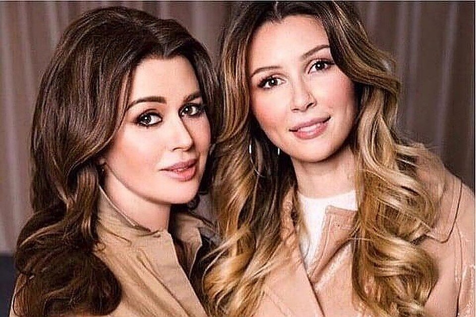 Анастасия Заворотнюк и её старшая дочь Анна                                                                Источник: https://www.google.ru/amp/s/amp.kp.ru/daily/27094.4/4166652/