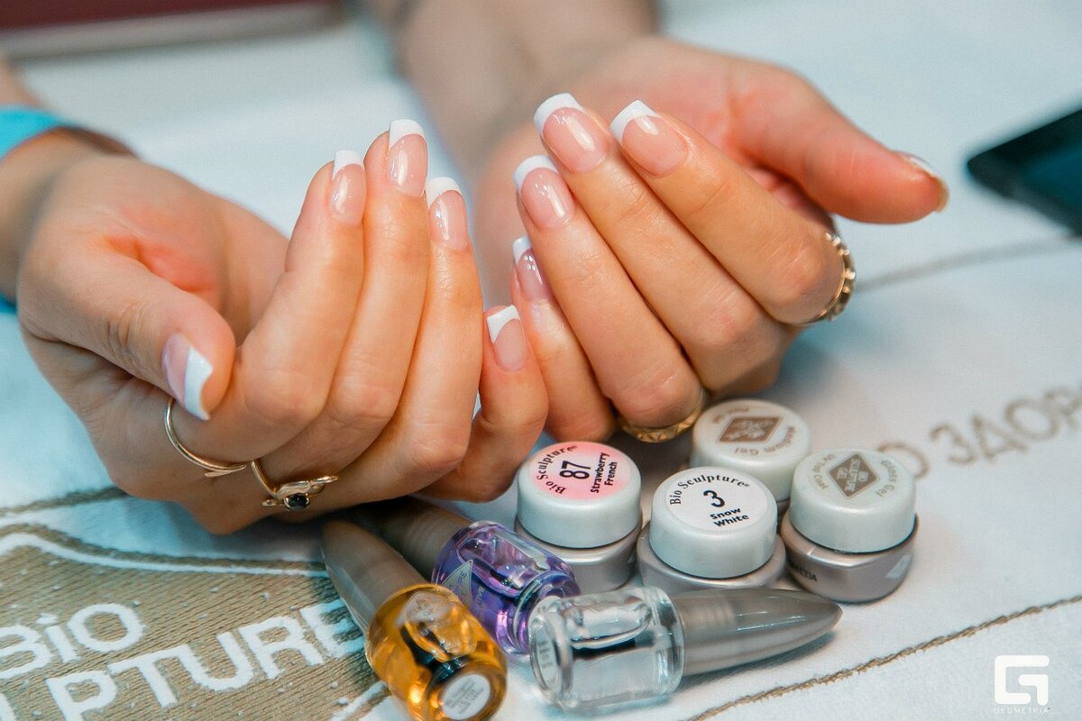 обрезной маникюр на лето. обрезной маникюр. ногти механичные. маникюр крупным планом процесс. пилочка для ногтей.