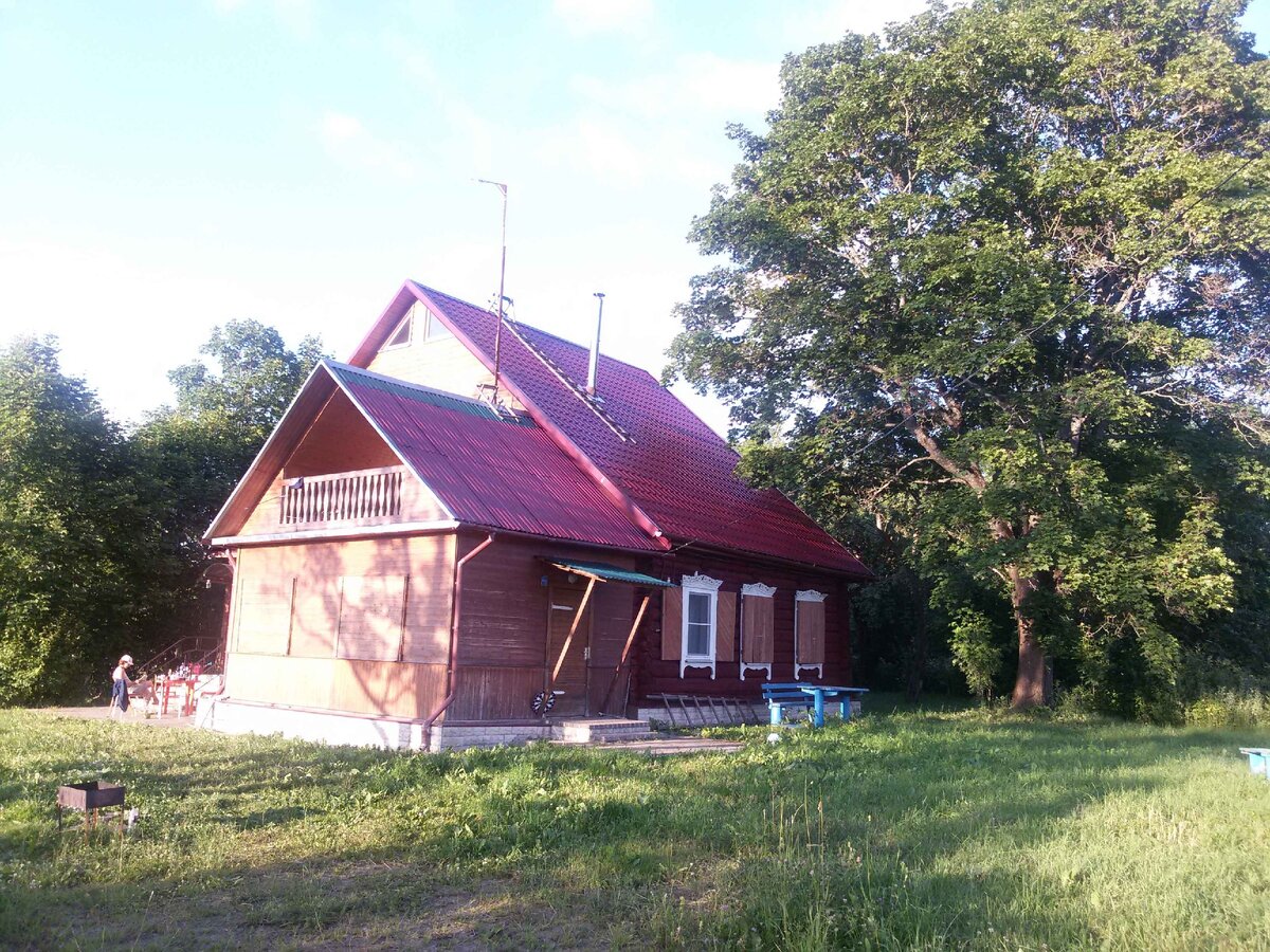 Дом и клен (архивное фото)