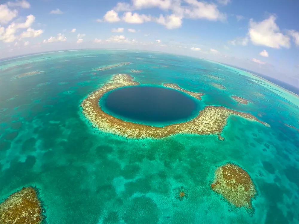Тихий океан кольцо. Марианский жёлоб. Большая голубая дыра, Лайтхаус-риф. Большая голубая дыра Белиз Центральная Америка. Юкатан полуостров большая голубая дыра.