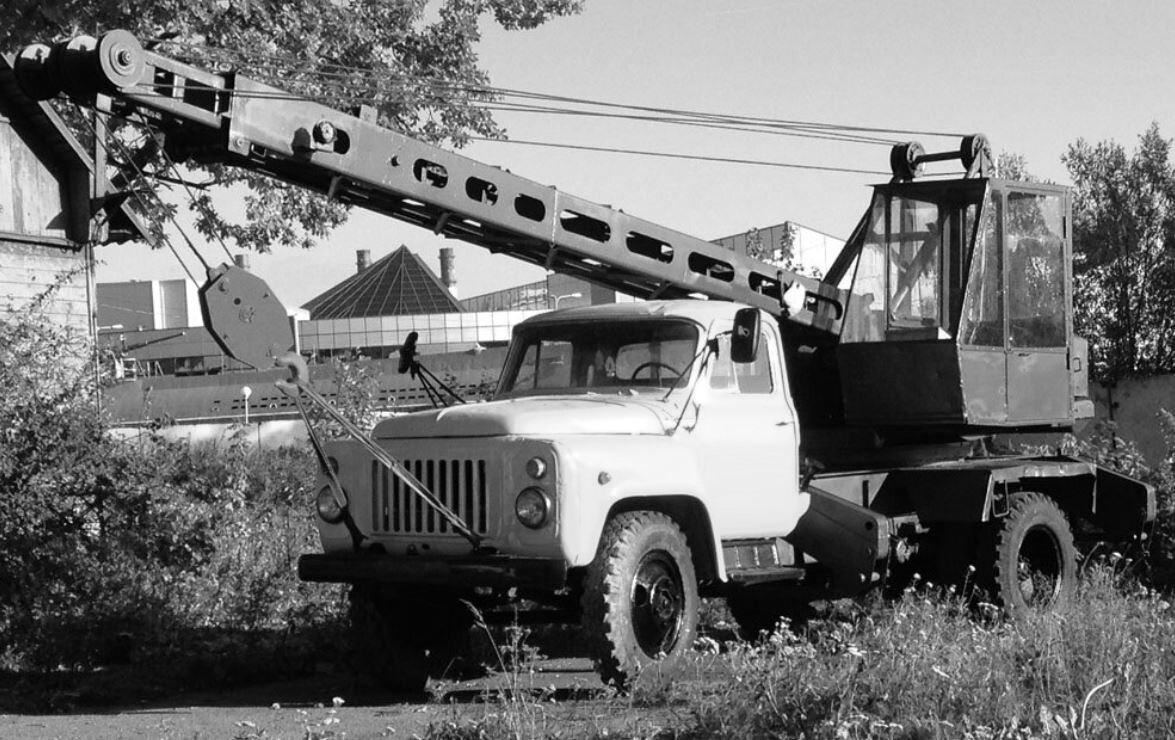 Автокран КС-1562 со стрелой коробчатого сечения на шасси ГАЗ-53А. Источник: https://avatars.mds.yandex.net/get-pdb/1515151/da39879d-82af-4da4-9a31-069cf5ffa1a2/s1200?webp=false