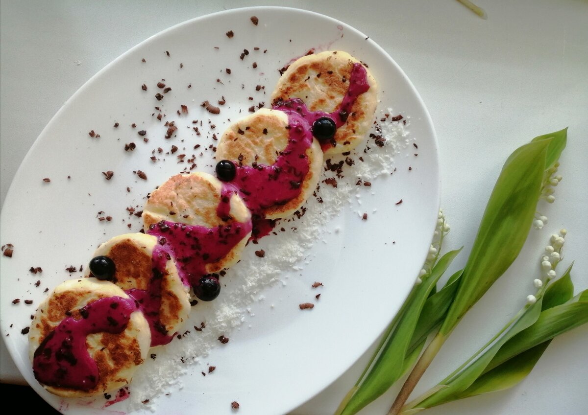 Смородиновый соус с тертым шоколадом.. очень вкусно :)