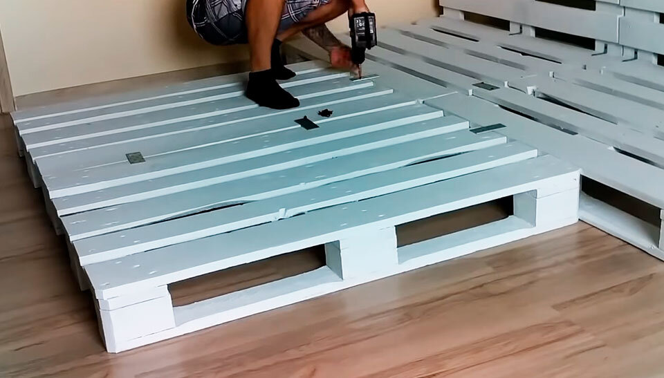 Как сделать кровать из поддонов