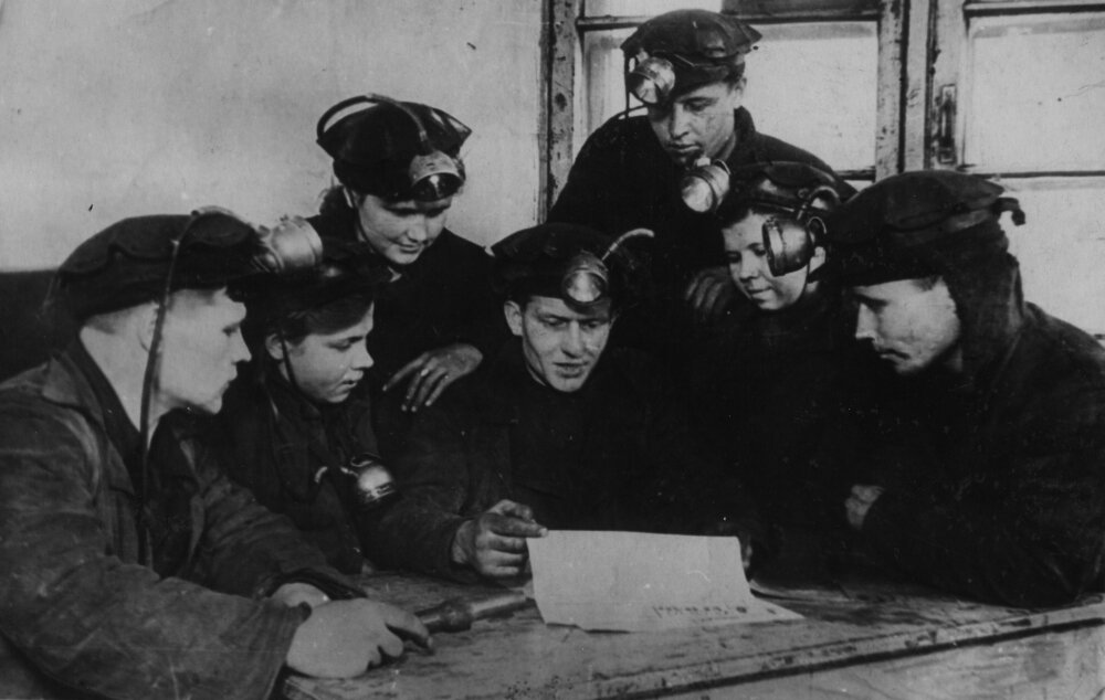 1943: Е.А.Бурлов (в центре) со своей бригадой