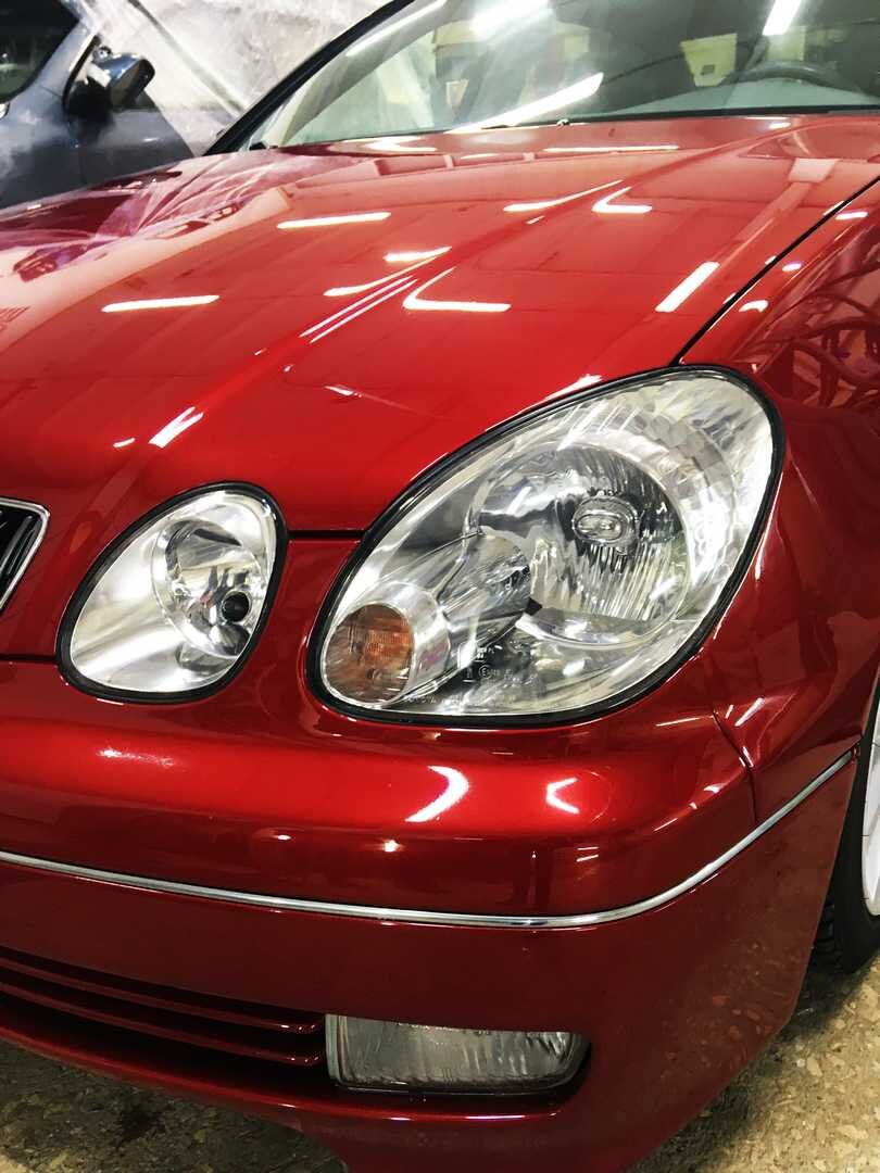 Мы отполировали фары. Прозрачность вернулась, глянец идеальный. Чтобы они не помутнели снова, их оклеили полиуретановой пленкой. Она прослужит уверенно 7-8 лет.