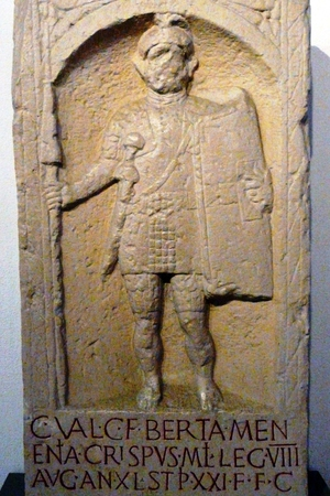 Похоронная стела Гая Валерия Криспы, легионера Legio VIII Augusta. Хорошо виден пилум. Конец I в.н.э. Найден в Маттиакуме (совр. Висбаден, Германия)