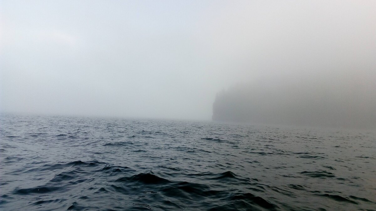 Море неспокойно. Тёмная вода. Виден сквозь туман мыс Катунь.