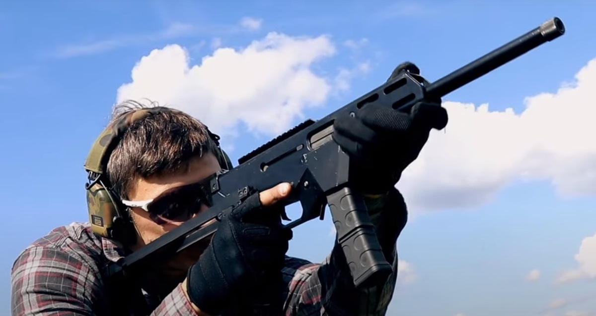 Хват пистолета-пулемёта при стрельбе