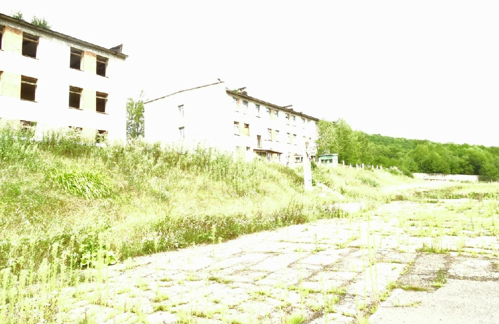 Так сейчас выглядят казармы нашей воинской части, кино показывали в той, что справа. Фото из свободных источников
