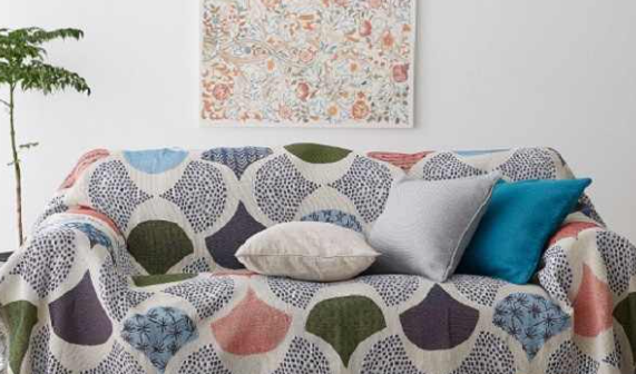 Цвет текстиля сочетается с картиной. Источник фото: http://ismirnov.me