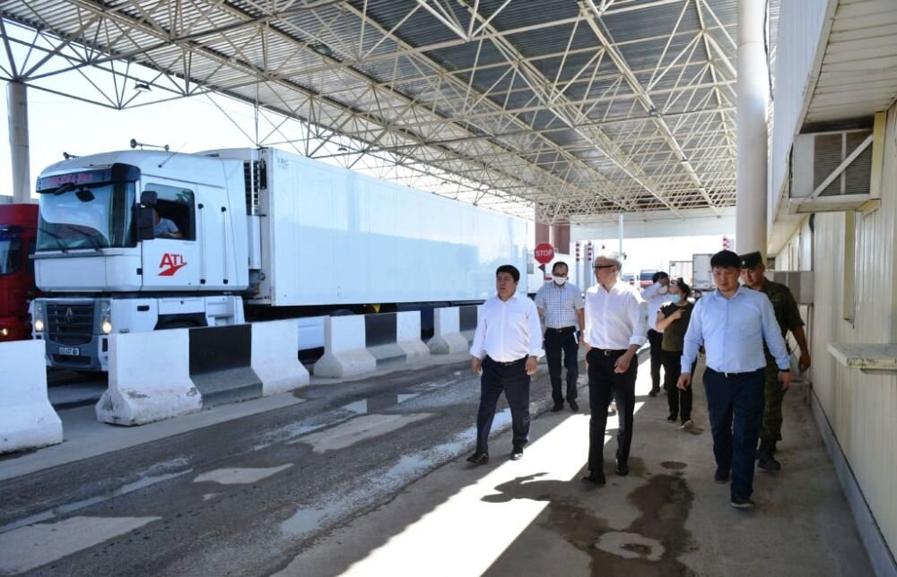 Эркин Асрандиев (на переднем плане – в центре) на контрольно-пропускном пункте «Актилек – Автодорожный»