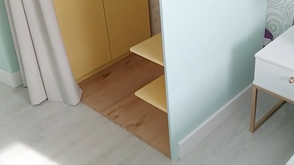 В гардеробной ламинат желтый (остатки от прошлого ремонта)