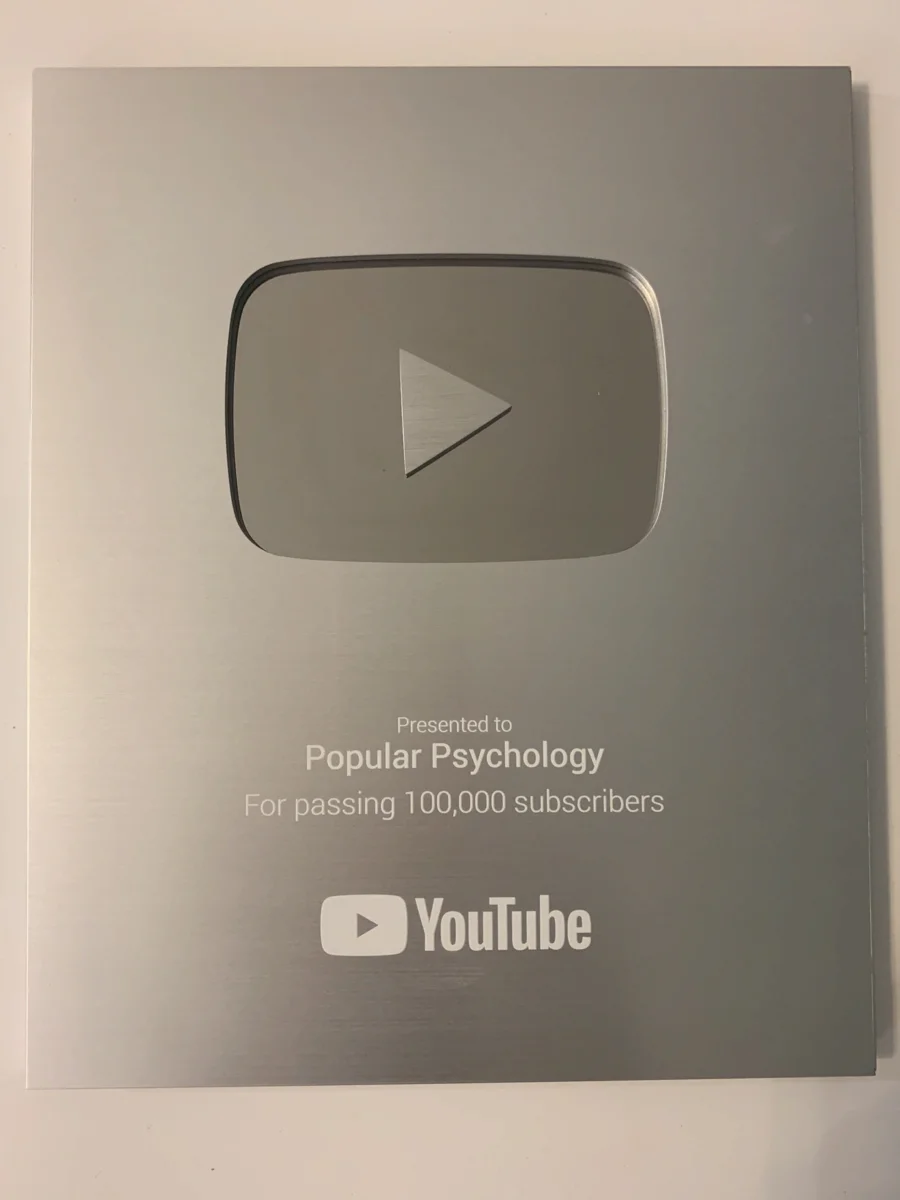 Серебряная" кнопка Youtube c названием канала и поздравлением.