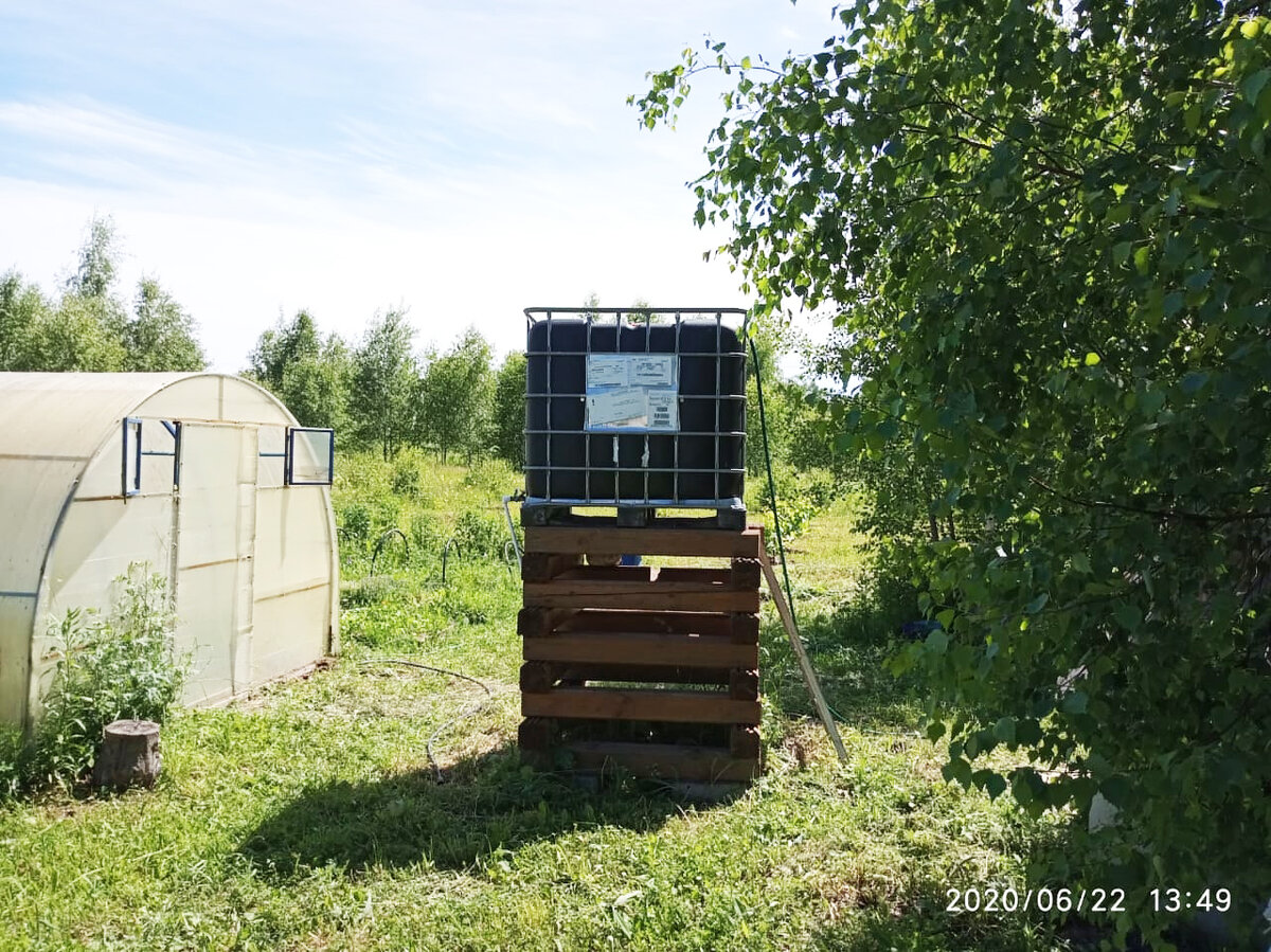 Чтобы установить такой куб на постамент, использовали наклонные доски. По доскам его туда легко затащили.