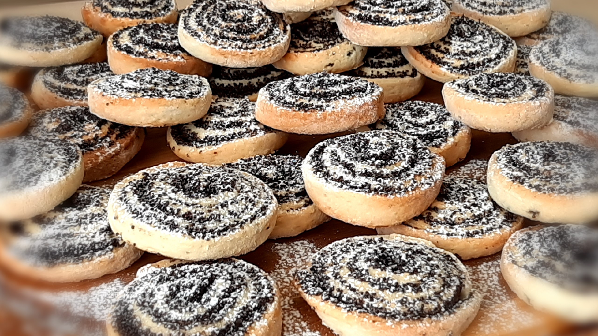 С ароматным кофе или холодным молоком - это просто наслаждение -НО нужно чтоб печенье дождалось того момента когда все сядут за стол ,обычно это никак не получается)))