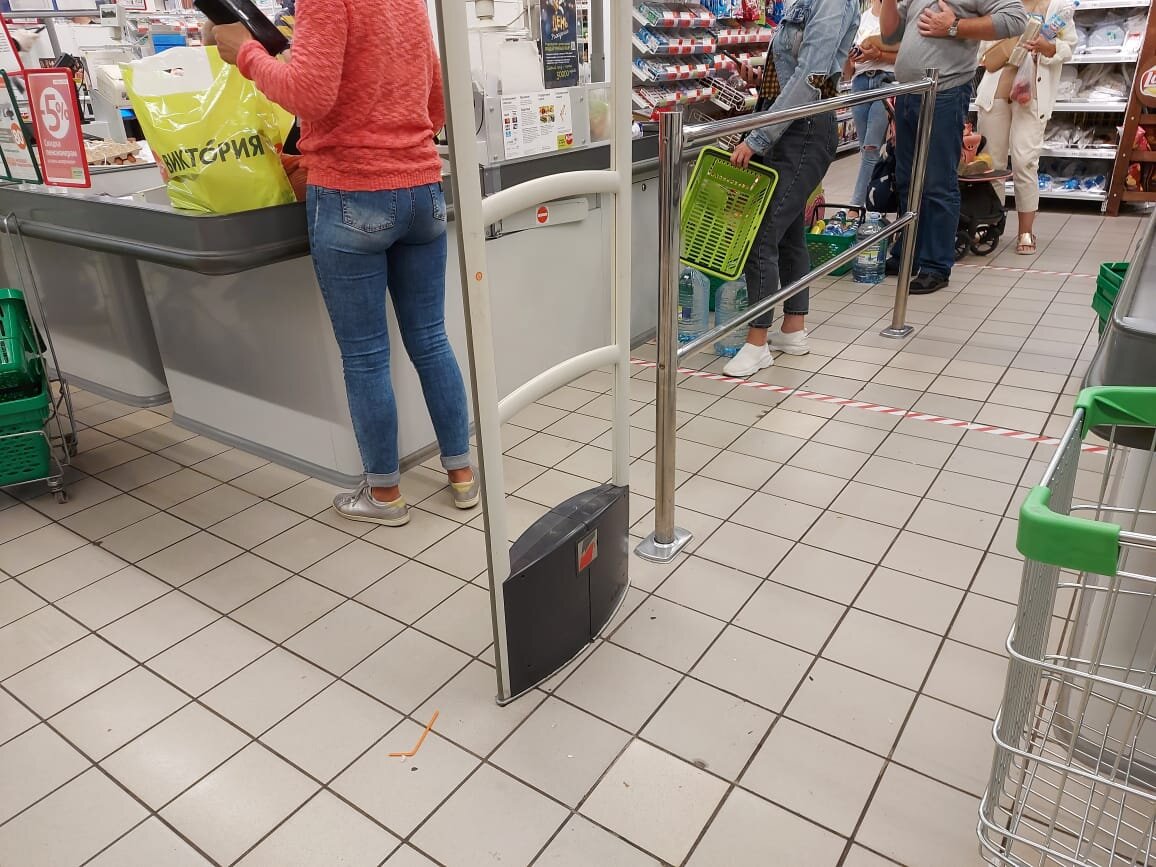 В супермаркете люди скупают воду.