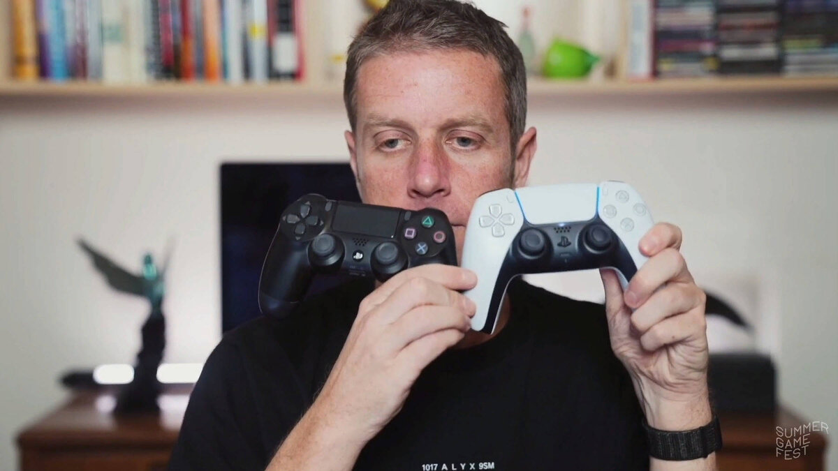 Сравнение размера DualSense с DualShock 4