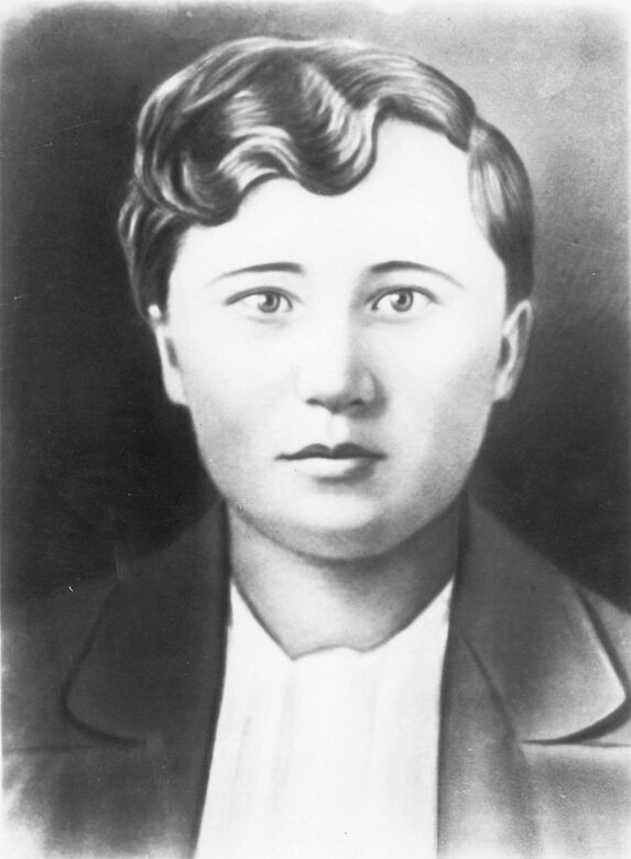 
Военные медики вернули в ряды защитников Родины миллионы солдат и офицеров. Они оказывали медицинскую помощь на поле боя, под огнем противника, а если этого требовала обстановка – сами становились воинами и увлекали за собой других. Среди ярких имен – Герой Советского Союза Ксения Константинова.