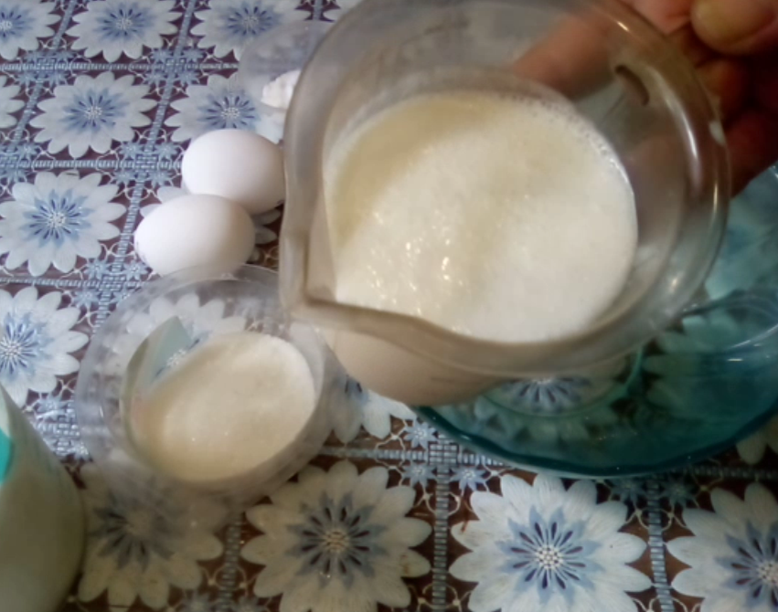 соединяем ингредиенты:кефир