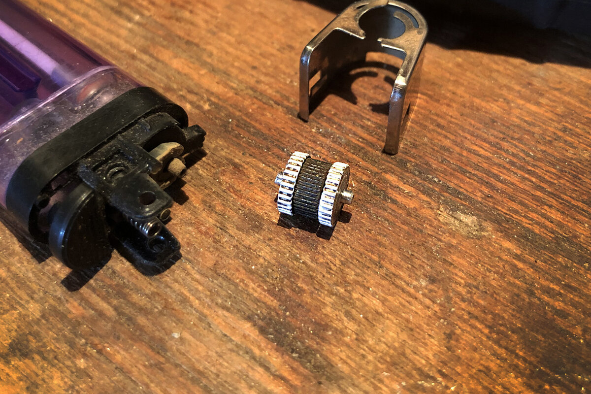 Колесико в таких зажигалках сделано из высокоуглеродистой стали.