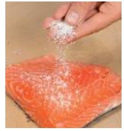 1 Филе лосося вымыть, обсушить салфеткой, присыпать солью.