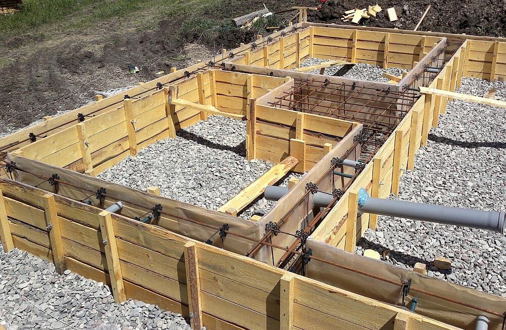 Деревянная опалубка для ленточного фундамента. Фотография с сайта: https://pro-karkas.ru/calc/calculation-foundation-frame-house