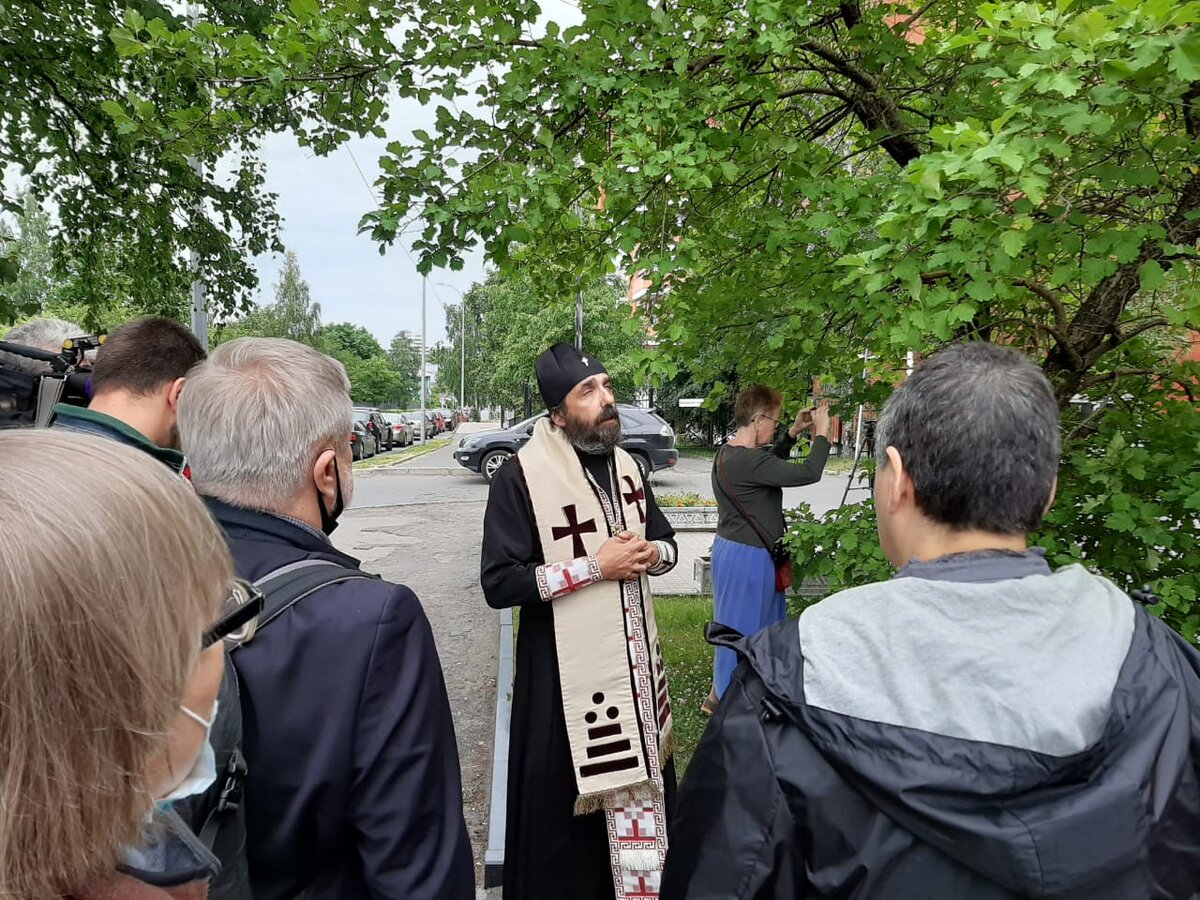 Григорий Михнов-Вайтенко отслужил молебен у здания суда, где слушалось дело Юрия Дмитриева / rk.karelia.ru