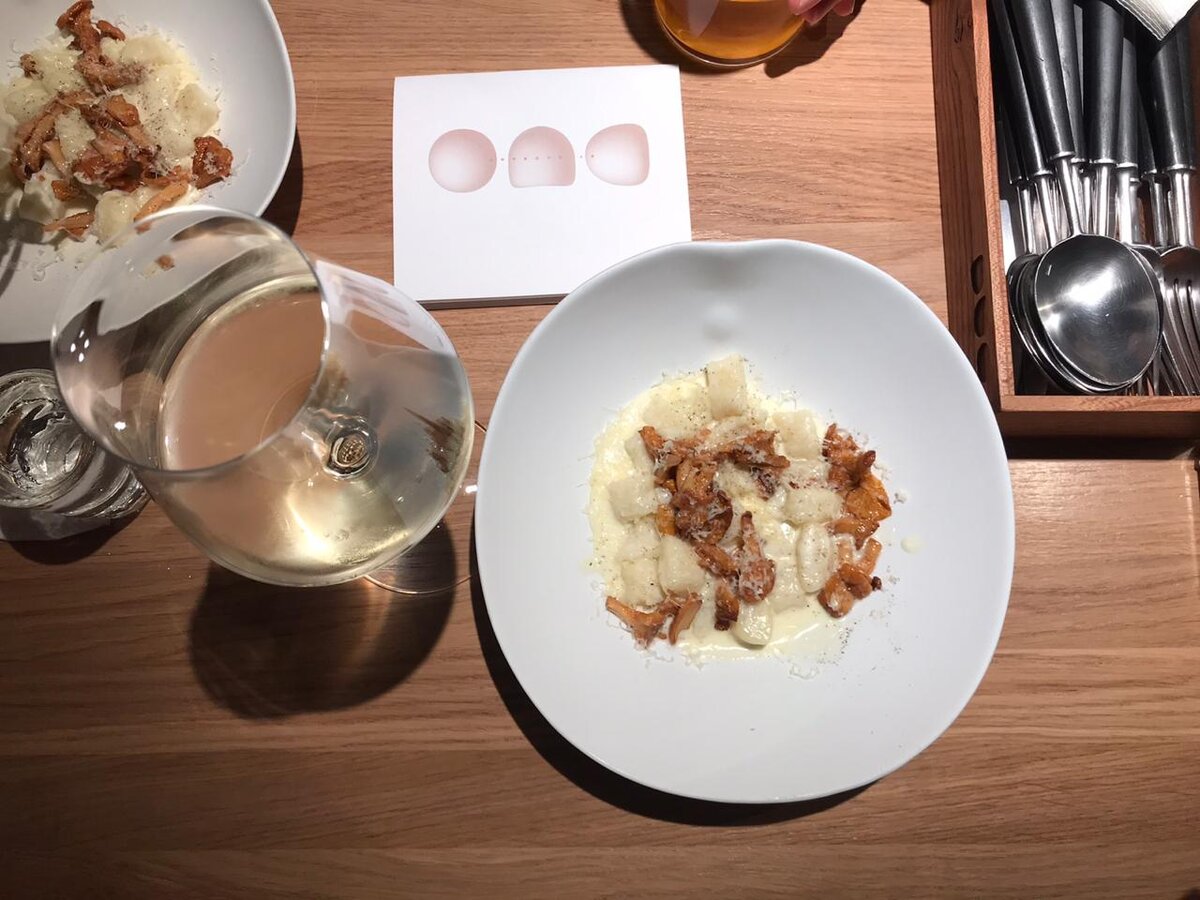 Картофельные ньокки с лисичками, бокал сухого белого вина