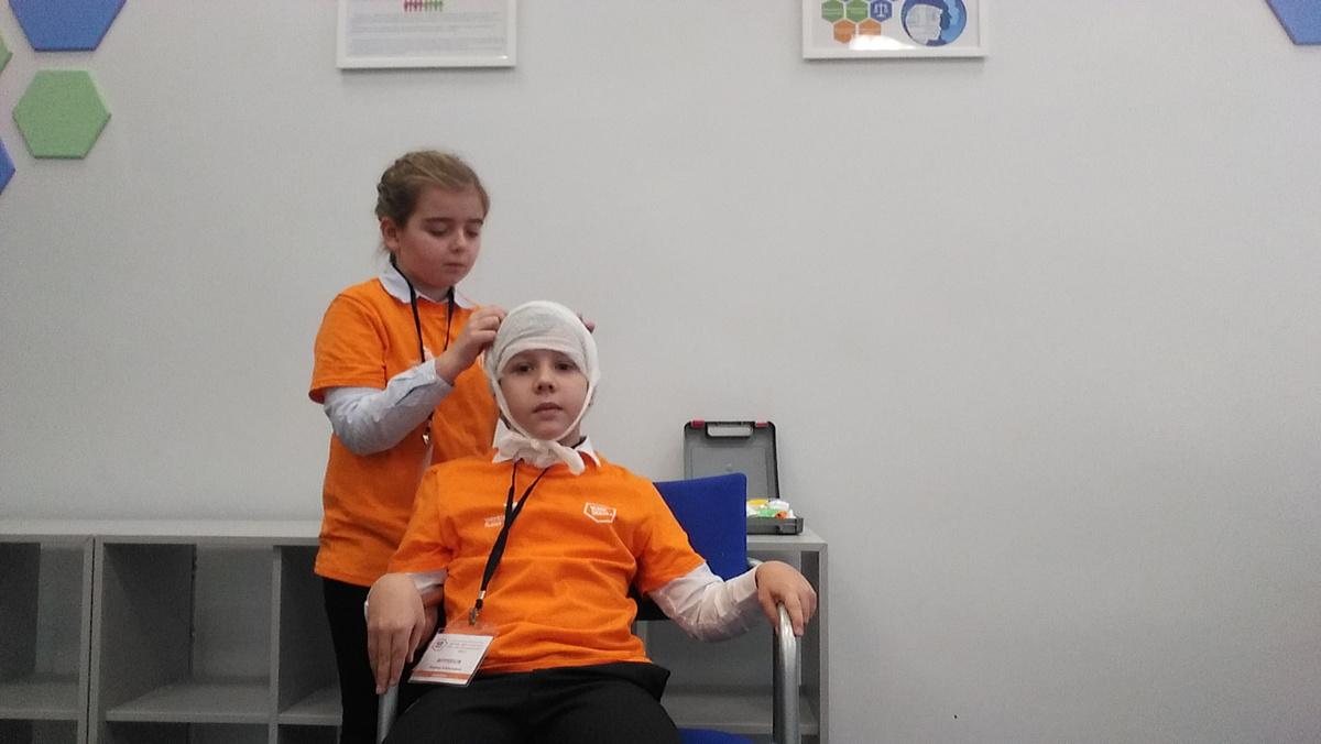 На уроках Окружающего мира можно освоить простые приёмы оказания первой помощи. Фото Ярославы БАДАКВА
