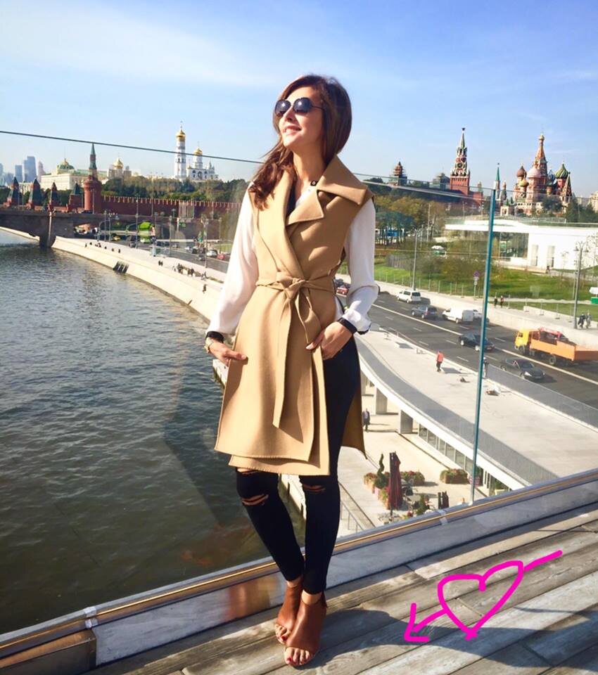 Романс "Душа ликует". 
Под небесами дождь осенний льётся,
Увидел образ твой,счастье рукой коснётся.
В глазах увидел свет,взгляд нежный чарует,
Душа моя влюблённая ликует;
Душа моя влюблённая ликует.

Дождь надежду подарил,красотка улыбнулась,
Милая красотка озарила,душа проснулась.
Коснулась меня,тучи танцуют,
Ветры страстей наших в мире дуют.
Ветры страстей наших в мире дуют.

29.09.2017 год.