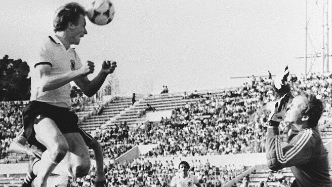 Памятное фото:  В матче с Чехословакией единственный мяч забил Карл-Хайнц Румменигге