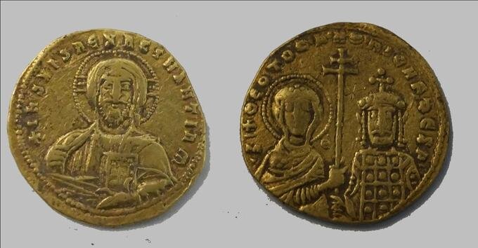 Золотая монета византийского императора Никифора II Фоки (963-969). Темрюкский район Краснодарского края, находка 2019 года. Источник: фото Института археологии РАН.