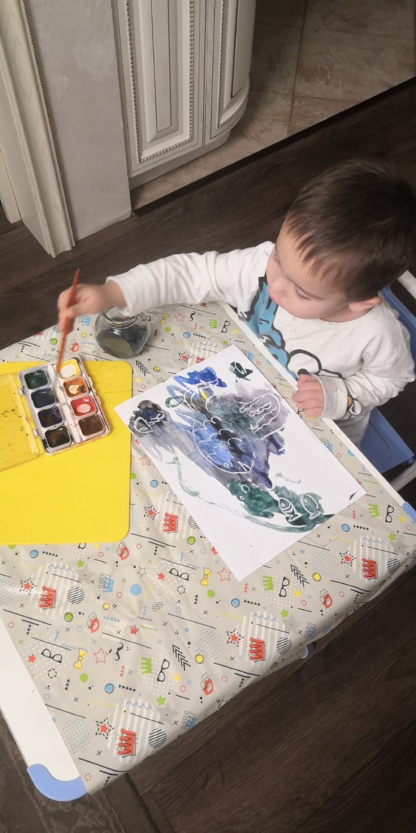 Вам понадобится воск,бумага, краски, кисть,вода. 