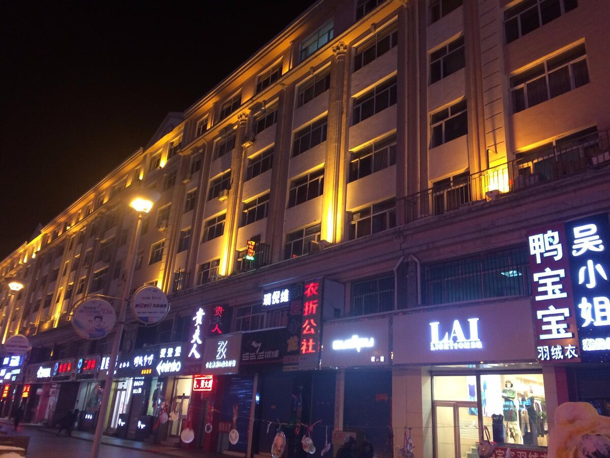 А уже в 8 вечера начинается ночная жизнь