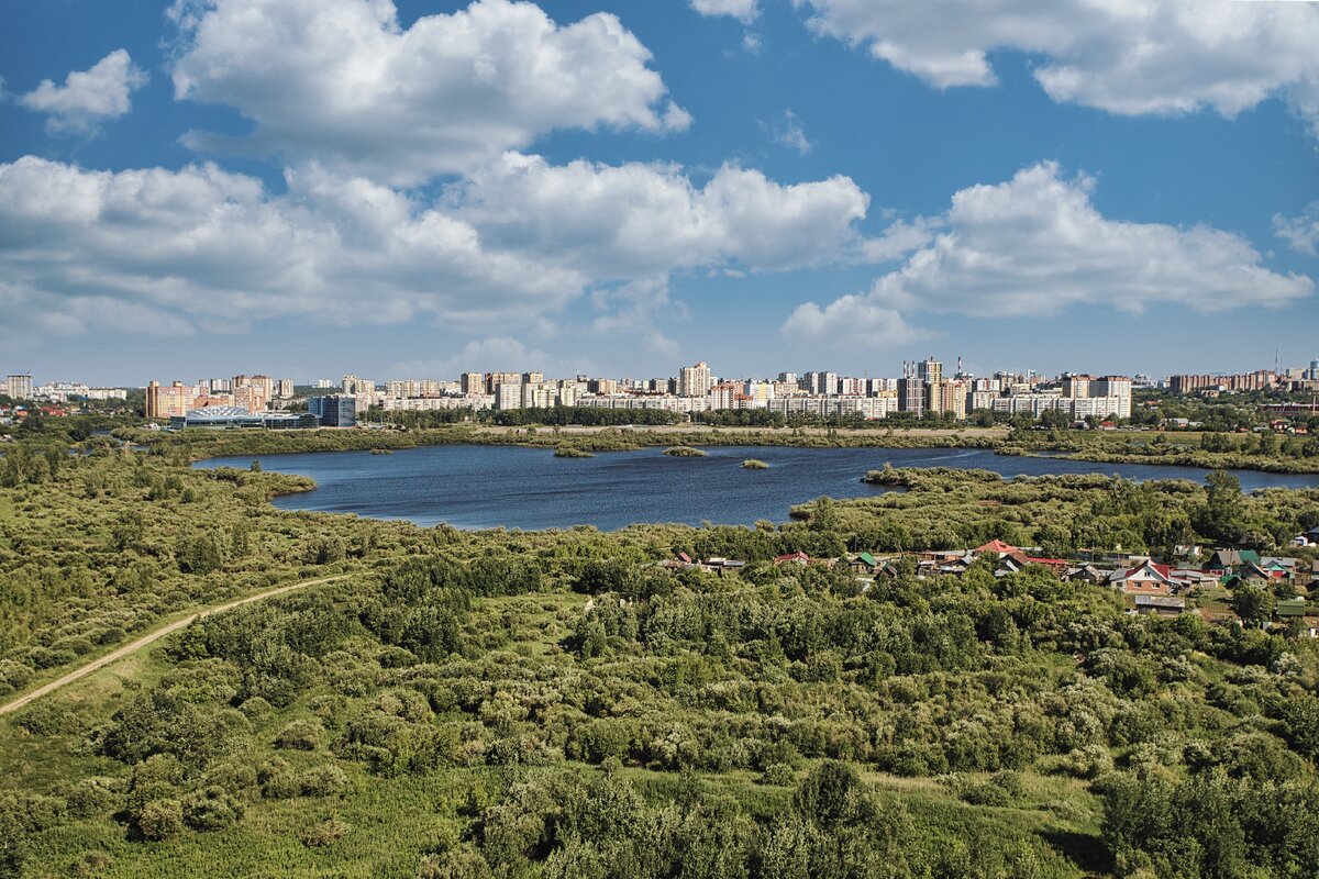 в этом месте река Тура делает изгиб, образуя широкую заводь