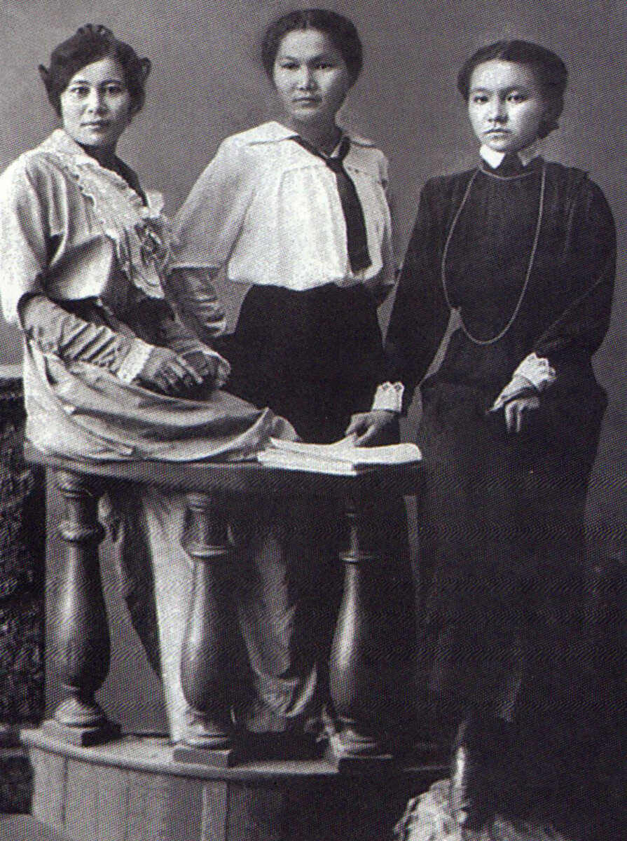 Аккагаз Досжанова - казашка феменистка которую боялись М.Жумабаев, М.Ауэзов, Ж.Аймаутов и другие.