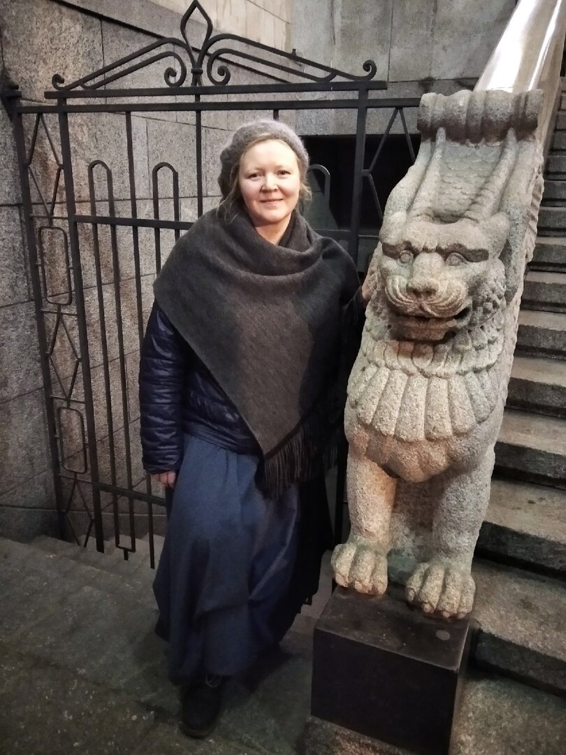 У Дома кино. Моросит, но под крышей - хорошо! :)