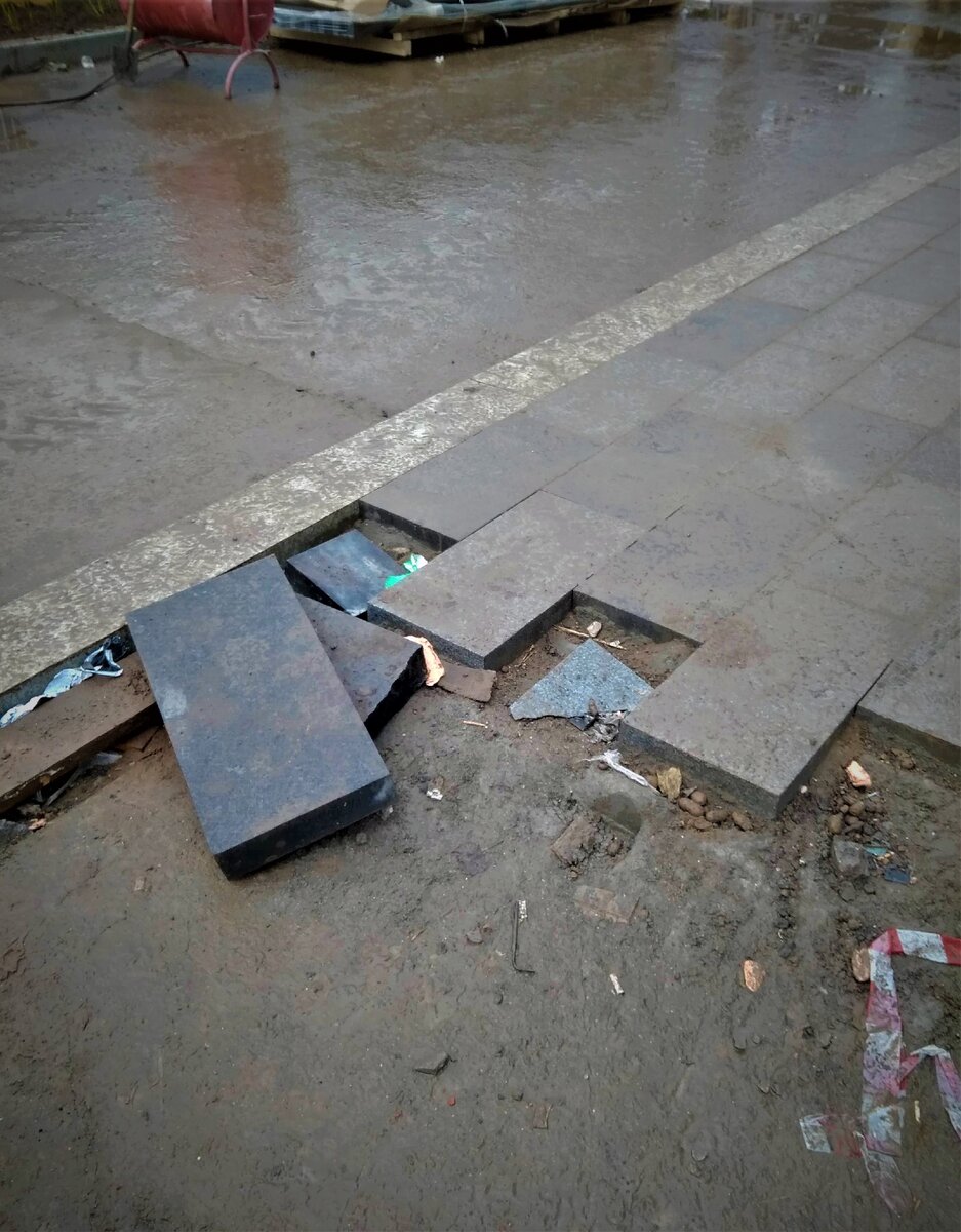 Такой гранит обычно фонит. Стандартный камень 30х60 и 3 см. толщиной весит около 35 кг. Камень на фото весит примерно 40-45 кг. С такими камнями гранитчики работают целый день, поэтому у многих гранитчиков обычно сорваны спины.