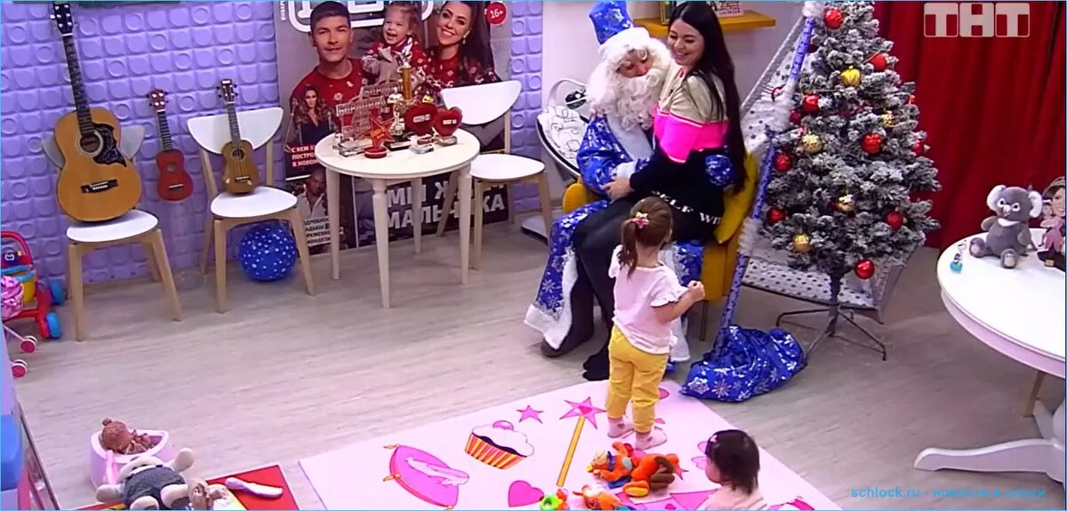 Дмитренко всё-таки просит у Рапунцель третьего ребенка. Уже в образе Деда Мороза, намекая и поглаживая её по животу, такой подарок Диме придется по душе, ведь он давно заявляет, что его семья будет многодетной и обязательно это случится на доме 2.

В таких случаях зрительские голосования не устраивают. Я уже рассказывал на шлоке про финалистов конкурса "Человек года", интересно будет посмотреть на лица конкурсантов, если к концу декабря в финале Рапунцель объявит о своей беременности?