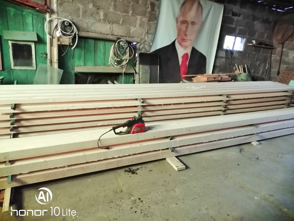 Брус 200×100. Дядя Вова следит за рабочим процессом.)))) 