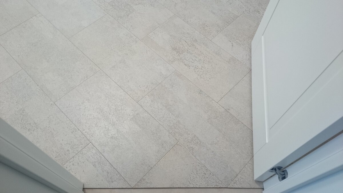 Светлая клеевая пробка с фаской, до лакировки. Фото автора.