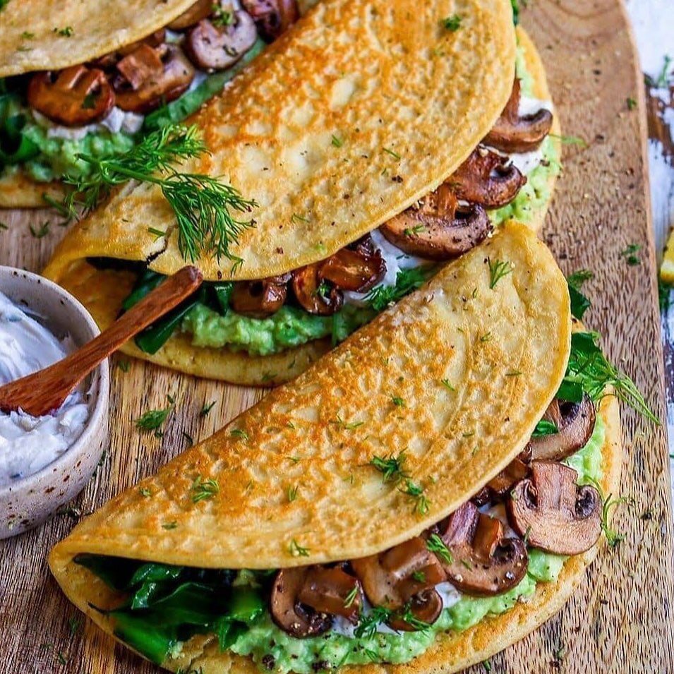 ❤ОМЛЕТ ИЗ ТОФУ❤ ⠀
Идеальный завтрак с огромной дозой белка
⠀
🟩Ингредиенты:
▪150 гр шелкового тофу
▪1/2 чашки (120 мл) нутовой муки
▪120 мл воды
▪3 ст.л. пищевых дезактивированных дрожжей Nutritional Yeast (по желанию)
▪1/2 ч.л. соли
▪1/2 ч.л. куркумы
▪1 ч.л разрыхлителя
▪Немного масла для готовки (кокосовое)
⠀
🟩Ингредиенты для начинки:
▪1/2 авокадо + сок лайма/лимона + соль и перец по вкусу
▪150 гр нарезанных грибов, горсть шпината, 1 измельченный зубчик чеснока, немного соевого соуса
▪Немного сливочного сыра из кешью или любого другого веганского сыра на ваш выбор (по желанию)
⠀
👩‍Как готовить:
🔹Поместите все ингредиенты для омлета в блендер и взбейте до получения однородной кремообразной массы.
🔹Разогрейте немного масла в большой антипригарной сковороде. Затем влейте тесто и попробуйте придать ему круглую форму.
🔹Накройте сковороду крышкой и готовьте омлет с первой стороны около 5 мин. Переверните на другую сторону и готовьте еще 2-3 минуты. Поместите омлет на большую тарелку.
🔹Тем временем в отдельной сковороде разогрейте немного масла и добавьте измельченный чеснок. Готовьте чеснок на слабом огне пару минут.
🔹Добавьте нарезанные грибы и мелко нарезанный шпинат. Добавьте соевый соус и томите 5-8 минут на среднем огне, пока вся вода из грибов не испарится.
🔹В небольшой миске разомните вилкой авокадо, добавьте лимонный сок, соль и перец.
🔹Выложите гуакамоле на омлет, добавьте грибы, капусту и полейте сливочным сыром из кешью.
⠀
Ребята, что вы готовите обычно себе на завтрак?