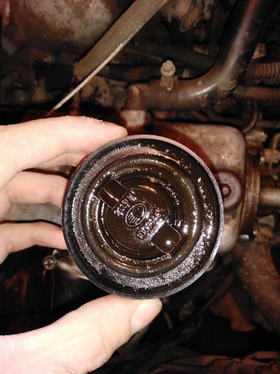 Вот так выглядят отложения нагара на крышке.